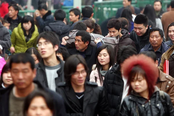 Menschenmassen Chinesischer Passagiere Bahnhof Von Shanghai Während Des Ansturms Auf — Stockfoto