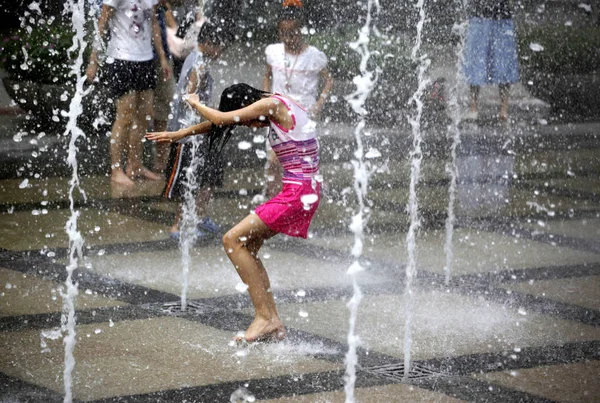 中国の子供たちは 広州市 南中国広東省の暑い天候の噴水で自分自身を冷やす 2010年7月4日 — ストック写真
