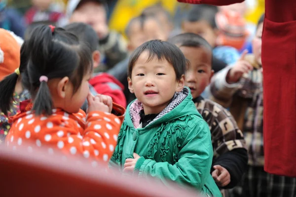 Dzieci Wracają Yulinzi Township Przedszkole Wypadku Autobusu Szkolnego Zhengning County — Zdjęcie stockowe