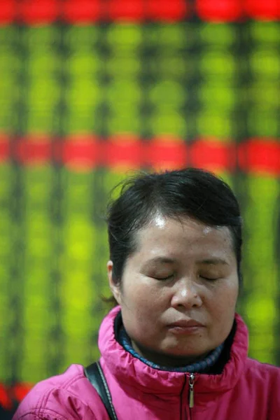 2011年12月13日 中国东部安徽省淮北一家股票经纪公司的股价 绿色价格下跌 — 图库照片