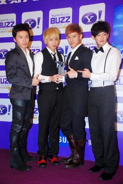Členové Skupiny Tchajwanských Boy Lollipop Ukazují Jejich Trofej Ceremoniálu Yahoo — Stock fotografie