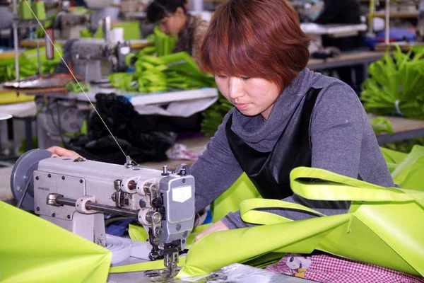 Los Trabajadores Están Haciendo Bolsas Tejidas Una Fábrica Shenyang Provincia —  Fotos de Stock