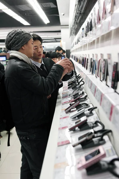 Customers Shop Cellphones Newly Opened Suning Elite Store Beijing China — Stock Photo, Image