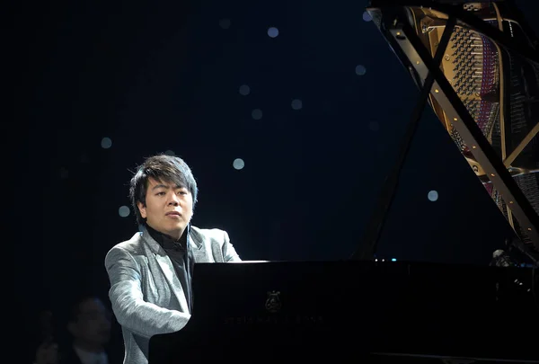 2011 西南中国四川省成都市に彼のリストの中国のツアー中にコンサートで実行する中国ピアニスト — ストック写真