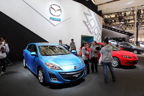Visitantes Olham Para Mazda Carros 14Th Shanghai International Automobile Industry — Fotografia de Stock