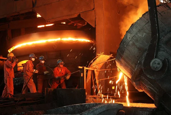 2009년 11월 랴오닝성 다롄시의 특수강철 유한공사 공장에서 노동자들이 생산을 감시하고 — 스톡 사진
