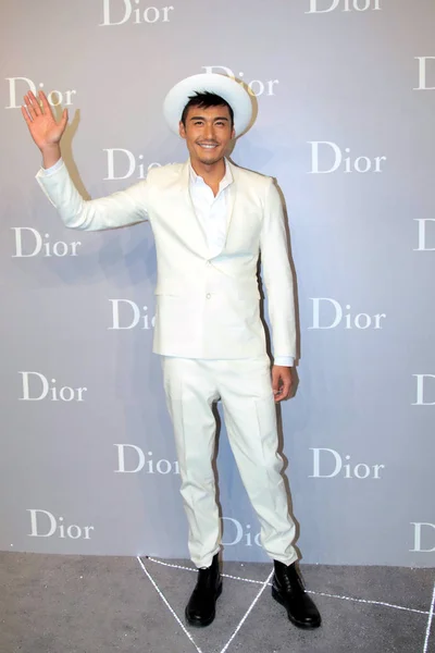 Der Chinesische Schauspieler Bing Posiert Bei Der Eröffnungszeremonie Des Dior — Stockfoto