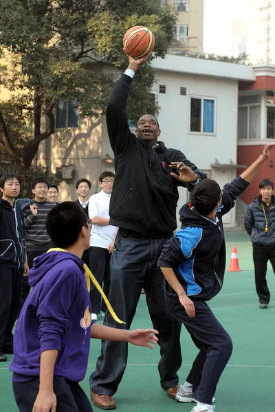 Конголезької Два Колишніх Гравців Герцог Дікембе Мутомбо Бавиться Баскетбол Китайській — стокове фото