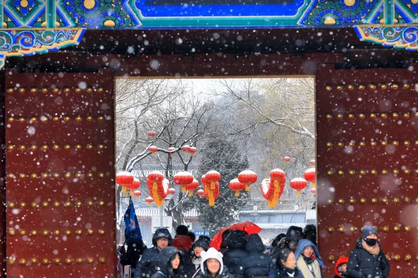 2019年2月12日 中国北京首次降雪 游客参观景山公园 — 图库照片