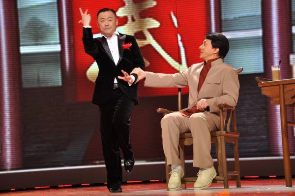 香港カンフー スター Jackie Chan と上海コメディアン周リボ Smg 春祭ガラ テレビ番組 上海で 2010 — ストック写真
