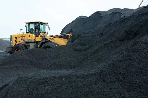 Chiński Pracownik Napędza Ładowarkę Kołowa Transportu Węgla Coalyard Mieście Huaibei — Zdjęcie stockowe