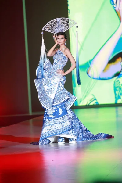 Модельный Парад Показать Создание Китайского Модельера Пэй Hong Kong Fashion — стоковое фото
