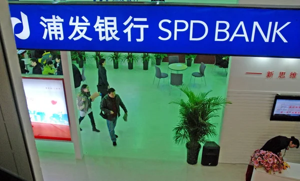 Los Visitantes Pasan Por Stand Del Spd Bank Shanghai Pudong —  Fotos de Stock