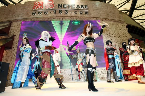 Animadores Chinos Con Trajes Cosplay Presentan Para Promover Juegos Línea — Foto de Stock