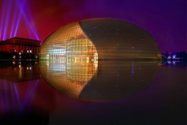 北京の夜の国立舞台芸術センターの眺め — ストック写真