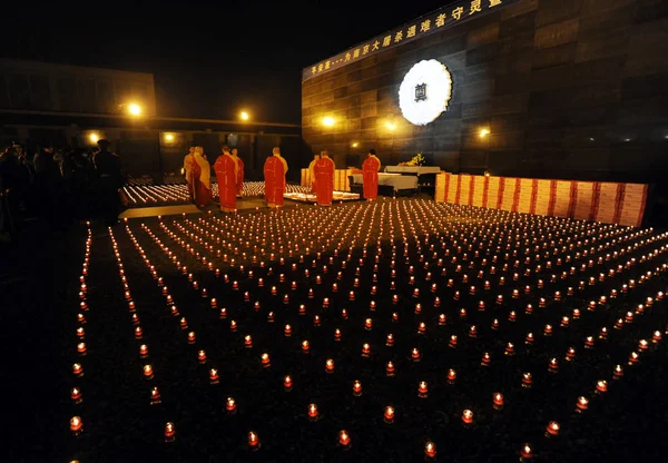 Los Monjes Chinos Rezan Durante Una Ceremonia Que Marca Aniversario — Foto de Stock