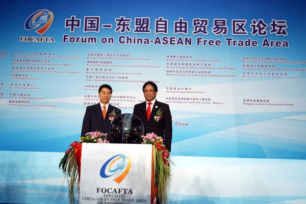 Вице Министр Торговли Китая Сяочжун Слева Заместитель Генерального Секретаря Асеан — стоковое фото