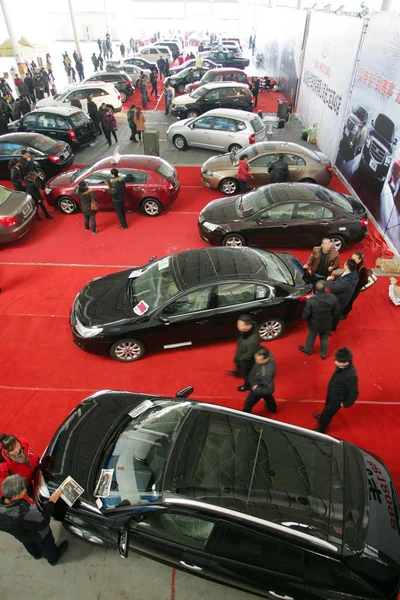 2011년 12월 산둥성 웨이팡에서 자동차 쇼에서 자동차 구매자들이 보입니다 — 스톡 사진