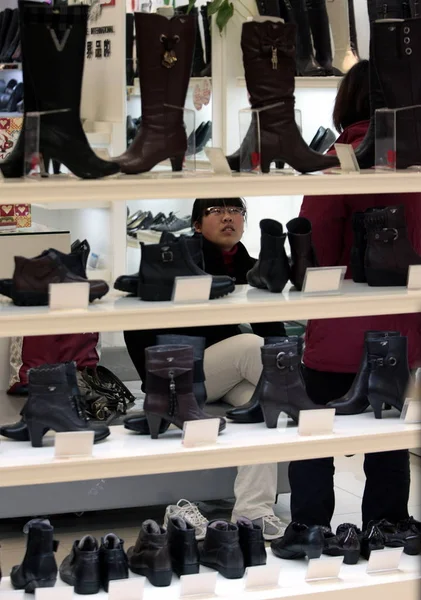 Cliente Chino Compra Zapatos Una Tienda Departamental Nanjing Provincia Chinas —  Fotos de Stock