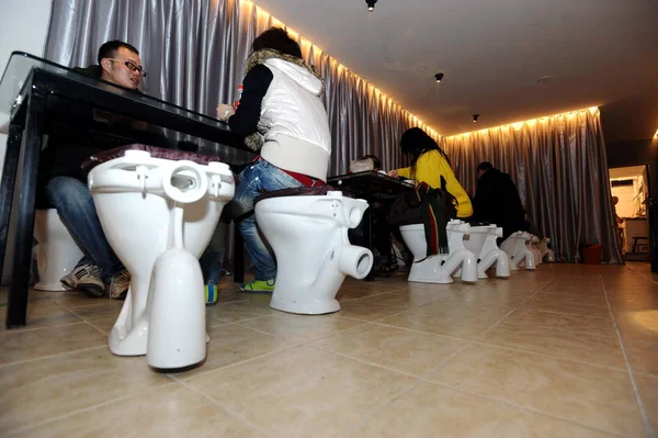 Les Clients Chinois Assis Sur Les Toilettes Mangent Barbecue Dans — Photo
