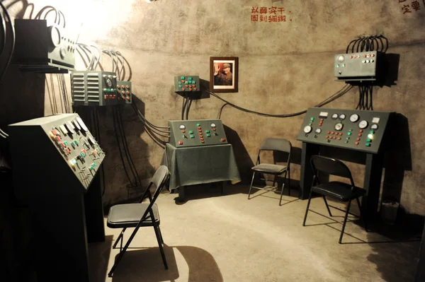 中国の科学者Qian Xuesenが使用する古い機械は 2011年12月7日 中国上海のQian Xuesen図書館と博物館に展示されています — ストック写真