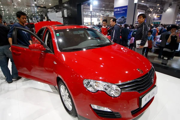 Besucher Betrachten Einen Roewe 550 Von Saic Shanghai Automotive Industry — Stockfoto