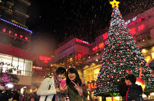 Anwohner Gehen Einem Riesigen Weihnachtsbaum Einem Einkaufszentrum Shanghai China Dezember — Stockfoto