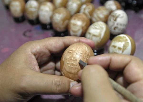 Chinese Artist Wang Huaping Carves Portrait Dutch Soccer Player Arjen — Stock Photo, Image