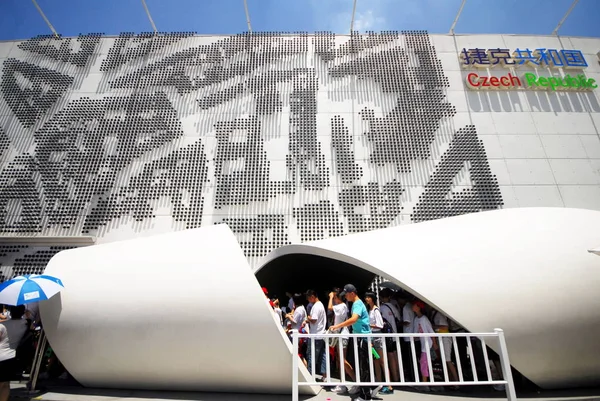 2010 中国上海世界博覧会記念公園にチェコ パビリオンを入力して訪問者の群衆に並びます — ストック写真