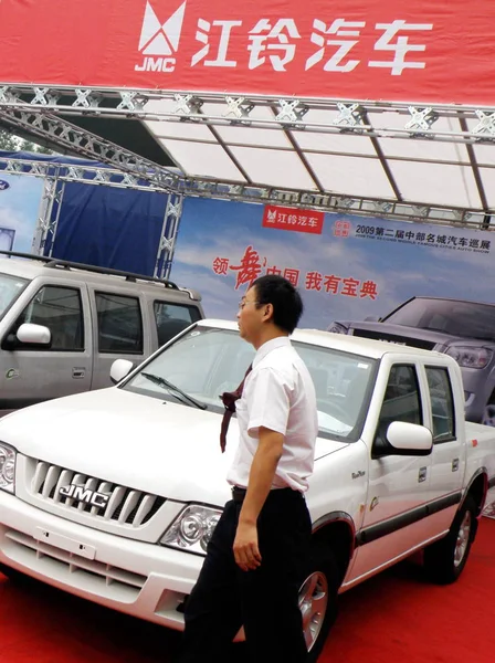 2009년 10월 후베이성 이창시에서 자동차 프로모션을 중국인남성이 Jmc 장링모터스 컴퍼니 — 스톡 사진