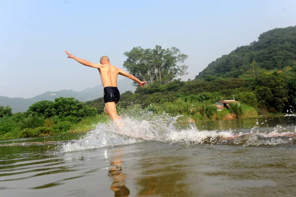 2010年7月5日 中国南部福建省泉州の水上を歩く中国のシャオリン僧 リリアン — ストック写真