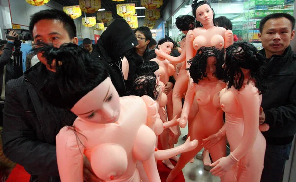 Residentes Locales Sostienen Muñecas Inflables Desnudas Mercado Mayorista Changsha Provincia —  Fotos de Stock