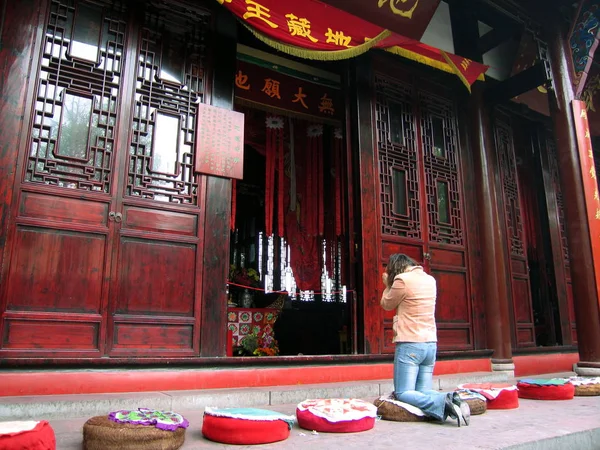 Visitante Chino Reza Templo Zhaojue Ciudad Chengdu Suroeste Provincia Chinas — Foto de Stock