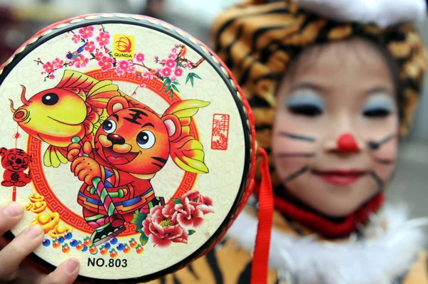 2010년 안후이성 보저우시에서 다가오는 춘절을 기념하는 공연에서 호랑이처럼 소녀가 호랑이가 — 스톡 사진