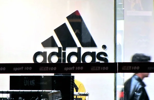 Покупатель Замечен Магазине Adidas Шанхае Китай Апреля 2011 Года — стоковое фото