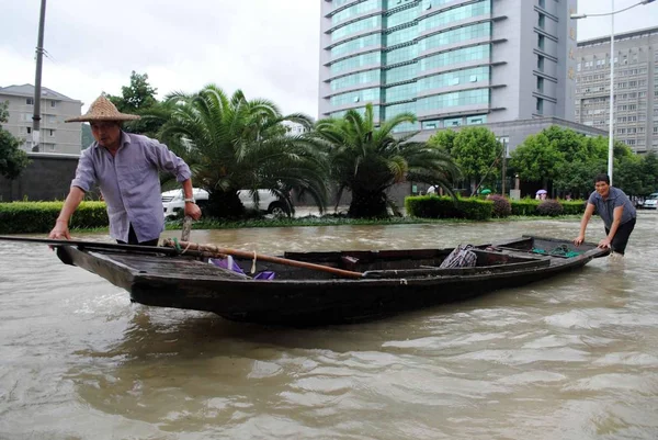 Local Residents Push Boat Flooded Street Wenling East Chinas Zhejiang — Stock Photo, Image