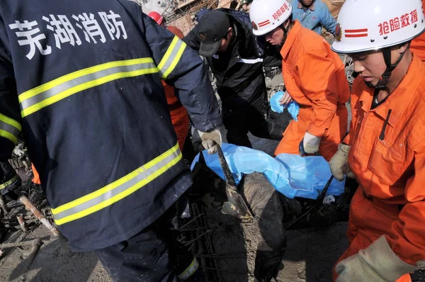 2010년 10일 화요일 안후이성 우후시의 현장에서 붕괴로 사망한 노동자를 태우고 — 스톡 사진