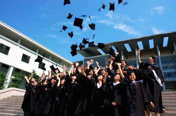 Graduados Chineses Jogam Seus Chapéus Acadêmicos Durante Uma Cerimônia Formatura — Fotografia de Stock