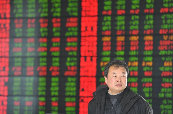 Китайський Інвестора Дивиться Ціни Акцій Зелений Ціни Падають Запас Брокерський — стокове фото