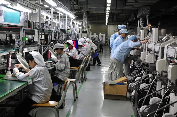 Trabalhadores Chineses Foxconn Trabalho Uma Oficina Fábrica Shenzhen Foxconn Technology — Fotografia de Stock