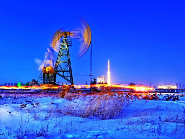 Vista Noturna Derricks Petróleo Bombeando Petróleo Bruto Campo Petróleo Daqing — Fotografia de Stock