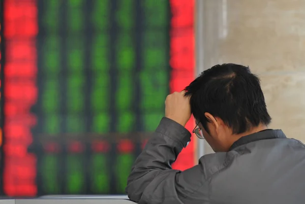 Ein Chinesischer Investor Betrachtet Aktienkurse Grün Für Fallende Preise Einem — Stockfoto