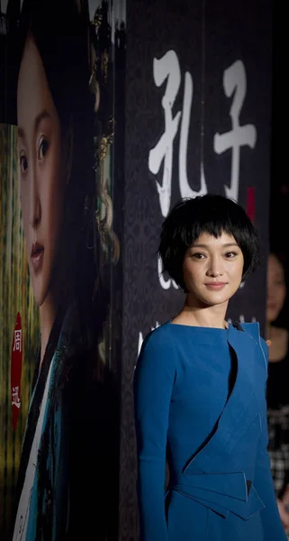 2010年1月16日 中国女星周迅在中国上海为她的新片 首映时摆姿势 — 图库照片