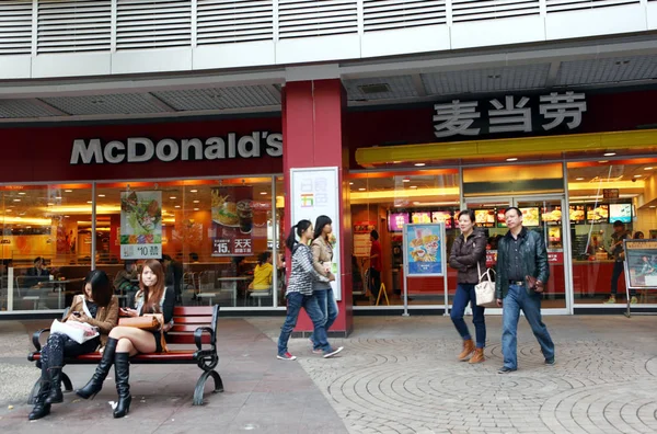 Residentes Locais Passam Por Restaurante Fast Food Mcdonalds Cidade Wuhan — Fotografia de Stock