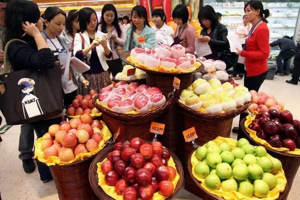 Dziennikarze Patrzą Owoce Taste Supermarket Guangzhou South Chinas Prowincji Guangdong — Zdjęcie stockowe