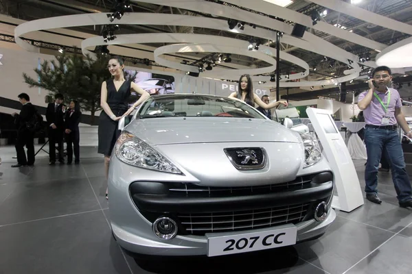 Modellen Pose Door Een Peugeot 207 Tijdens Auto China 2010 — Stockfoto
