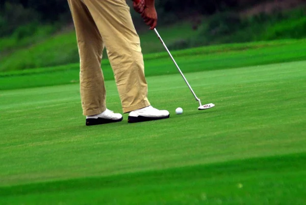 菲尔斯 2009年5月31日 在中国海南省南部文昌市海南文昌高尔夫俱乐部举行的高尔夫球比赛中 一名高尔夫球手推射 — 图库照片