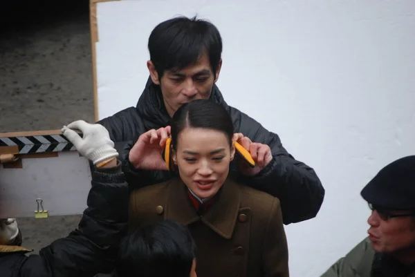 Personal Lleva Par Gorras Para Actriz Taiwanesa Shu Durante Producción — Foto de Stock