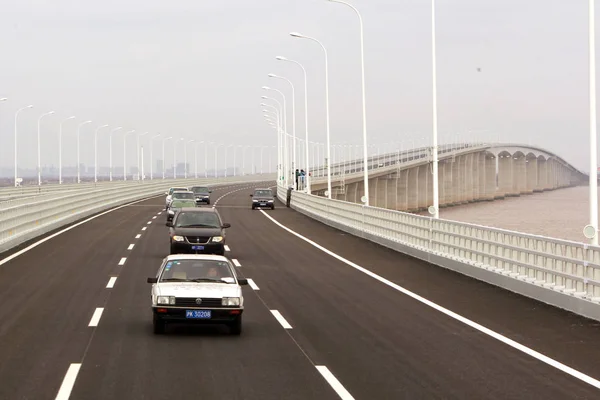 Los Coches Ven Puente Del Río Yangtze Que Une Shanghais —  Fotos de Stock