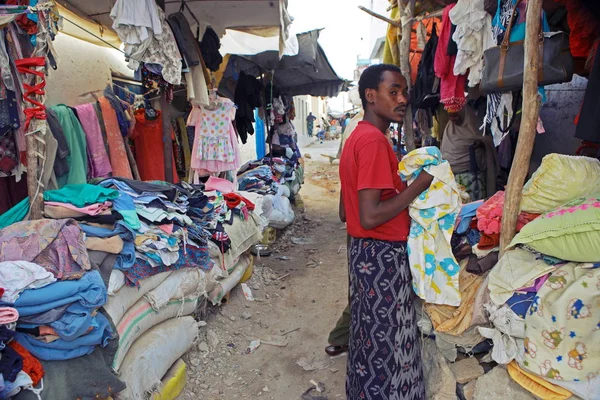 Somalisk Säljare Säljer Kläder Och Andra Produkter Fri Marknad Bosaso — Stockfoto